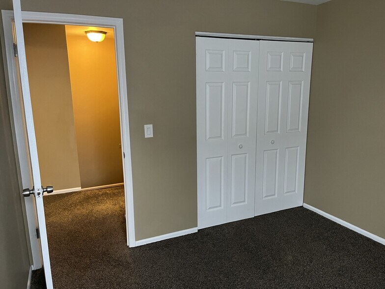 Building Photo - 800 N Main St