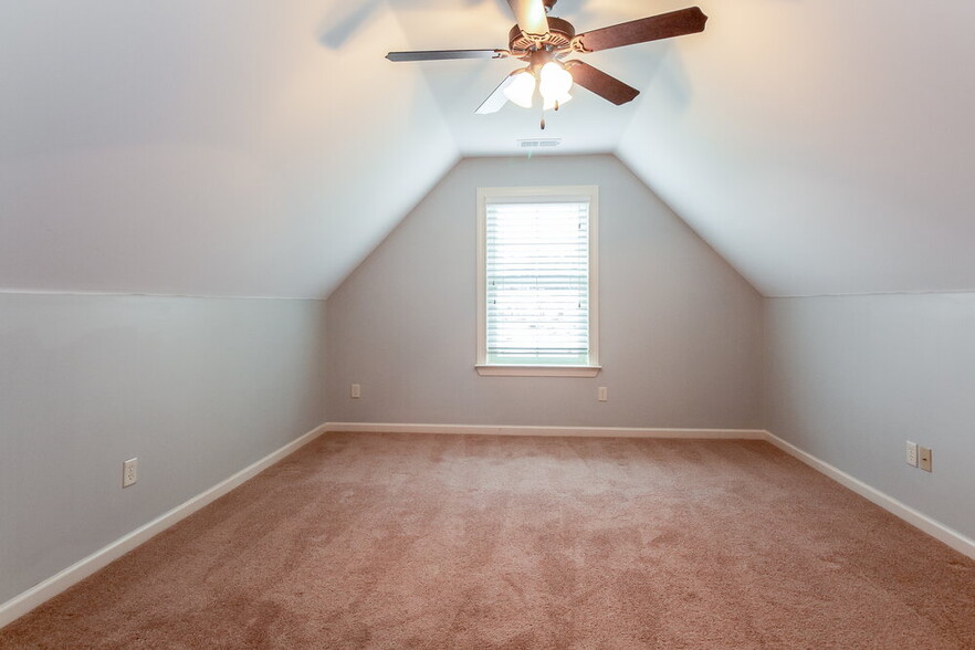 Building Photo - 3145 Pinetree Loop N