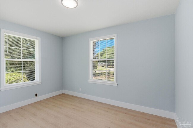 Building Photo - 525 Pelham Rd