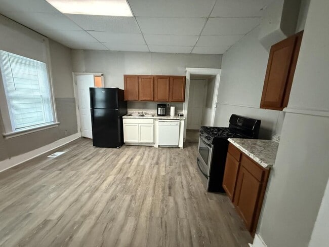 Building Photo - 7 W Hollister St