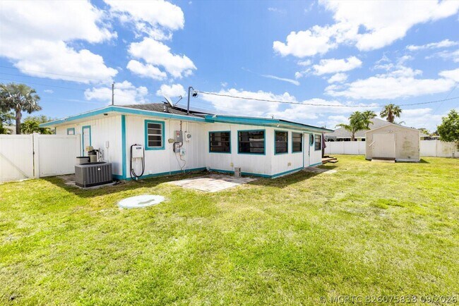 Building Photo - 1430 SE Ocean Ln