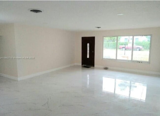 Building Photo - 900 NE 154th St