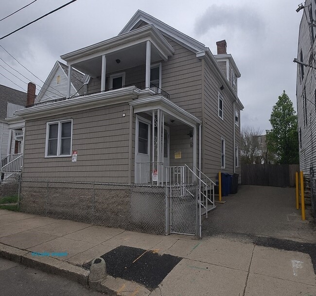Building Photo - 120 Plain St