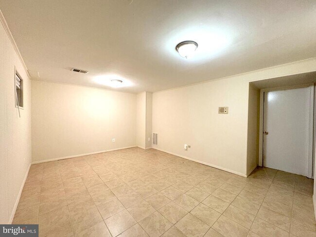 Building Photo - 2404 Albot Rd