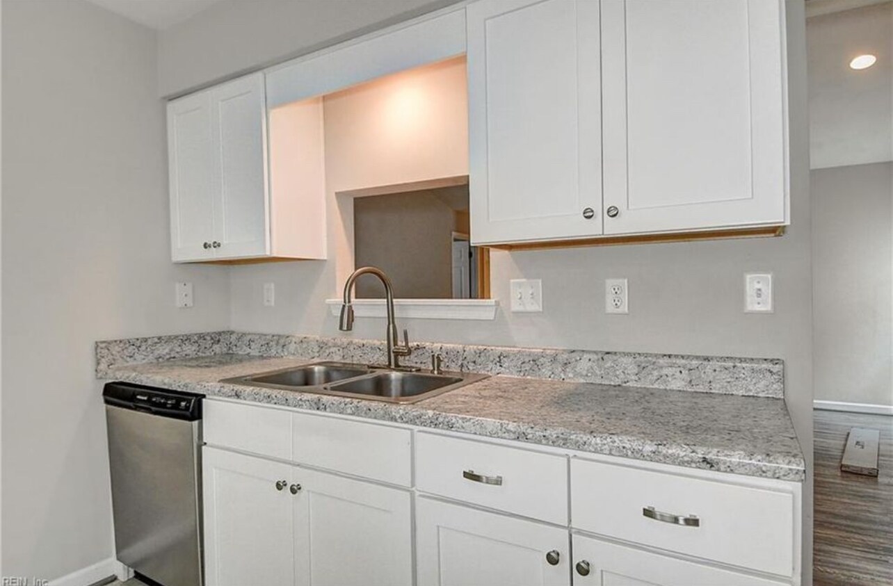 Building Photo - 1106 Eaglewood Dr