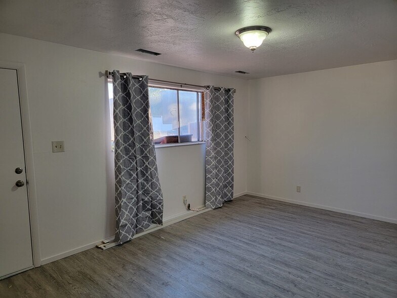 Building Photo - 31 E 1100 S