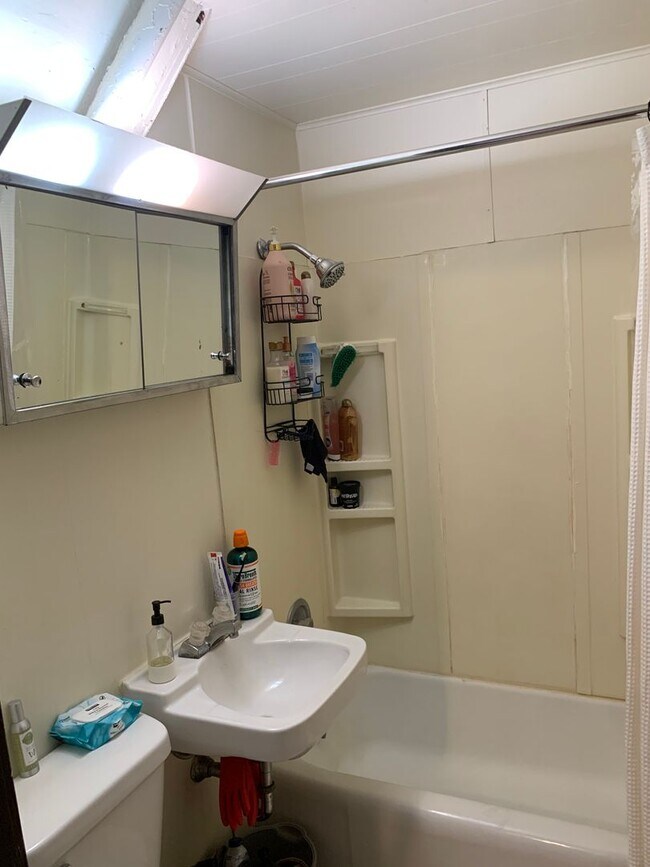 Building Photo - 418 S Orchard St