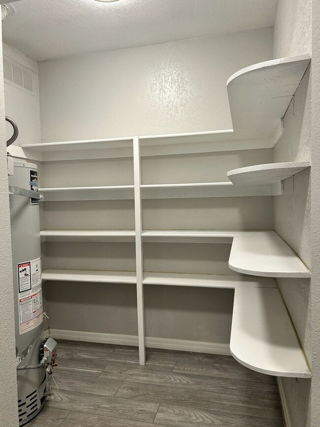 Building Photo - Please call Vaughn Realty, 760-446-6561 to...