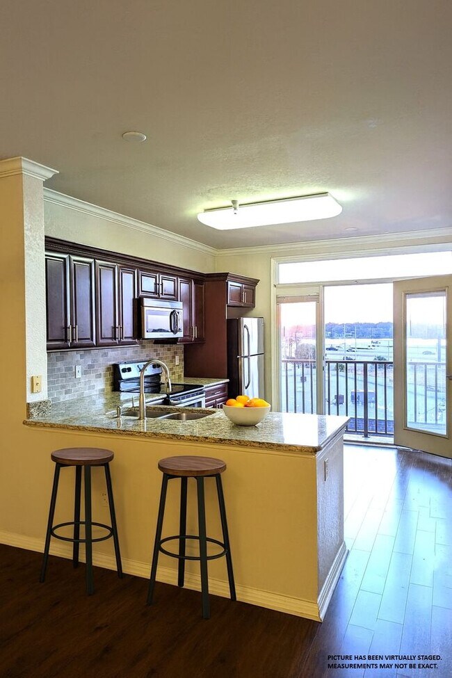 Building Photo - 1x1 Beautiful updated unit throughout w/ba...