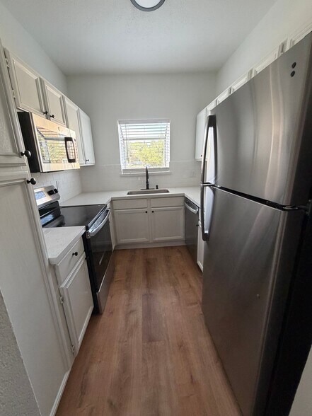 Building Photo - 2323 Fairwind Rd