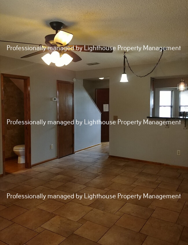 Building Photo - Relaxing townhome in Arlington with covered parking