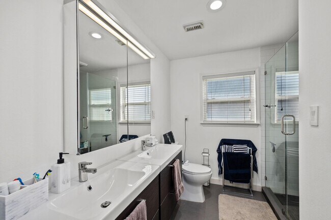 Building Photo - 827 Thicket Ln