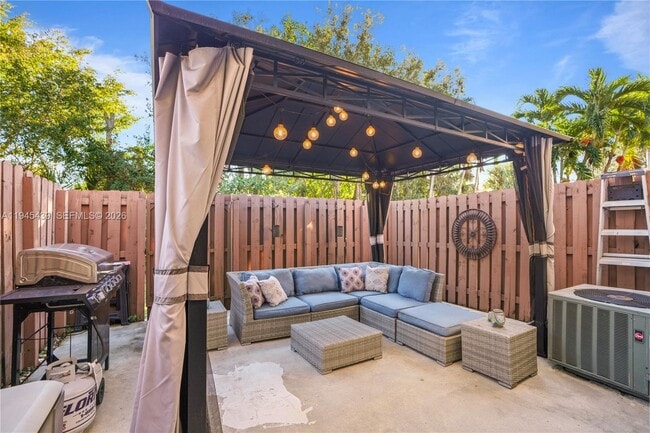 Building Photo - 4880 SW 64th Ave