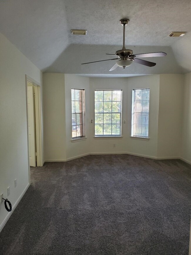 Building Photo - 7211 N Hearthstone Green Dr