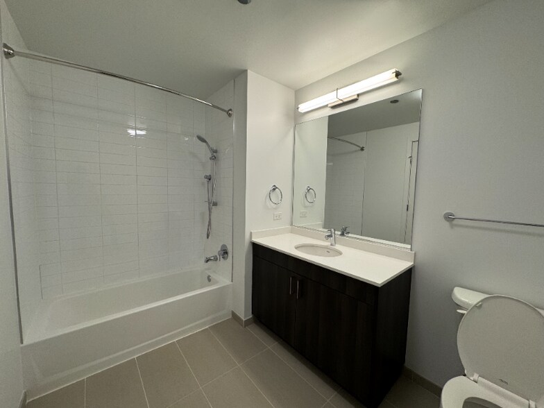 Building Photo - 1001 W Chicago Ave