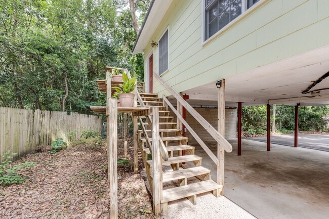 Building Photo - 3 Bedroom, 2 Bath Home Available 10/1/2025...