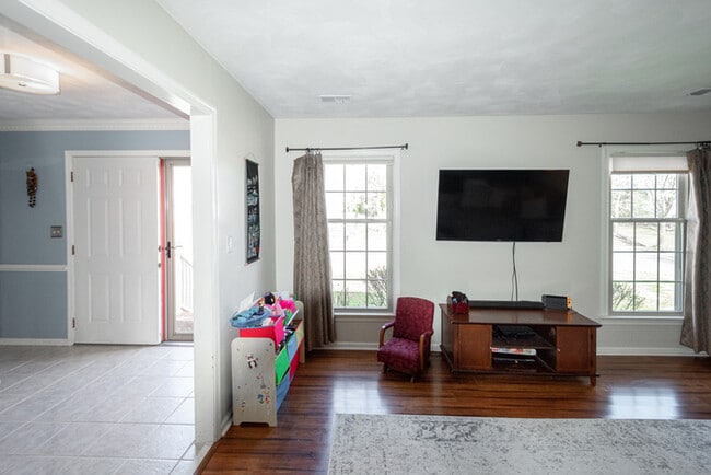 Building Photo - GORGEOUS 5 BEDROOM HOME LOCATED IN SALEM W...