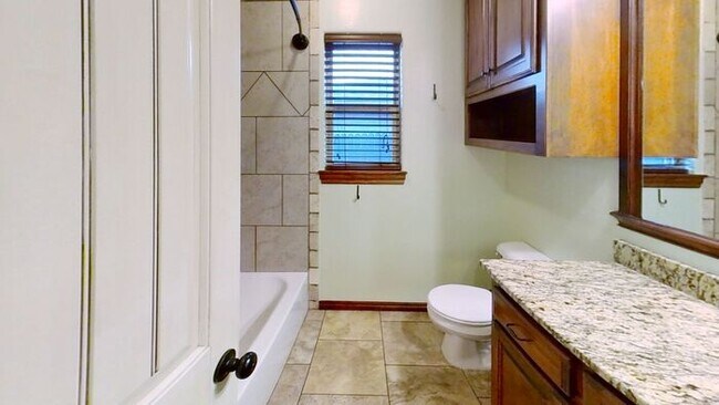 Building Photo - Yukon 4 Bed