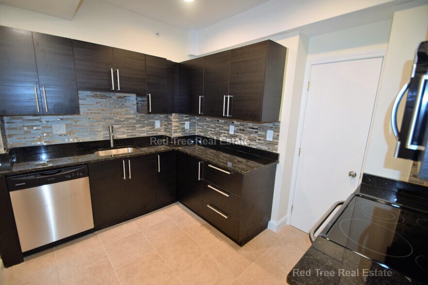 Building Photo - 1203 Beacon St