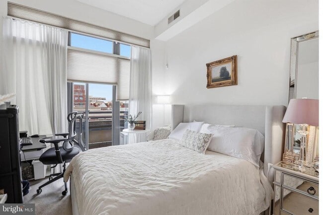 Building Photo - 520 John Carlyle St