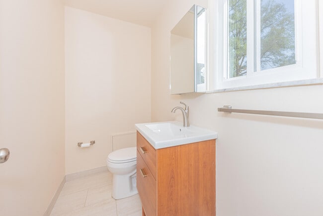 Building Photo - 1520 Traver Rd