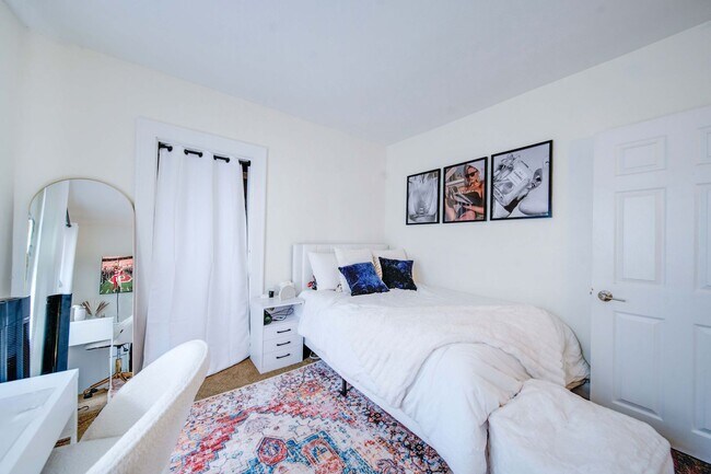 Building Photo - Ultimate 6-Bedroom House with Modern Kitchen, Baths & Private Parking!