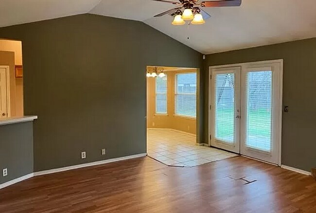 Building Photo - Spacious 3BD/2BTH In Yukon