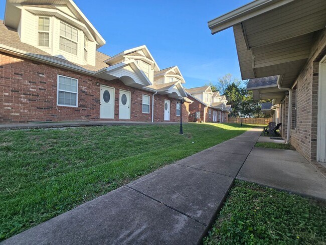 Building Photo - 1401 Frosty Dr