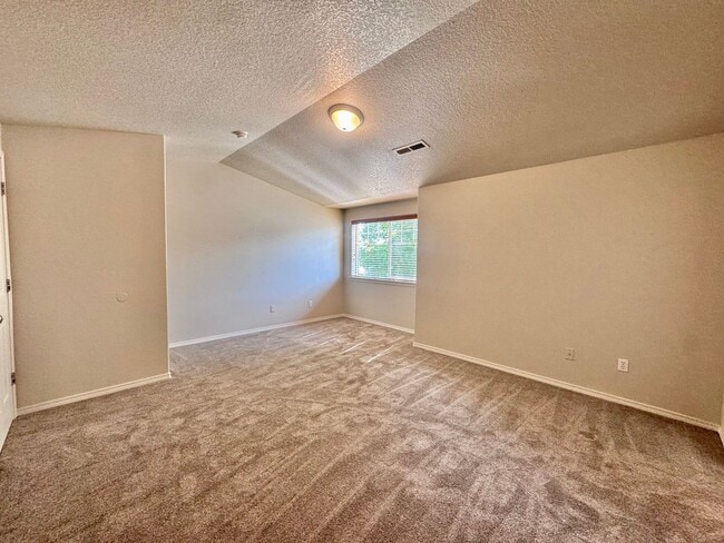 Building Photo - EZ living, Private Townhome setting Central Vancouver