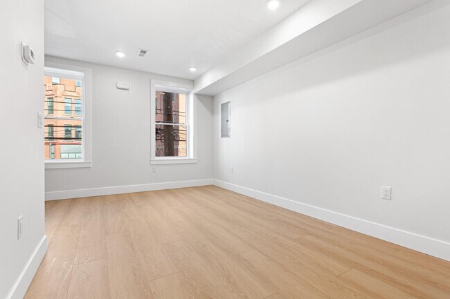 Building Photo - 118 E Huntingdon St