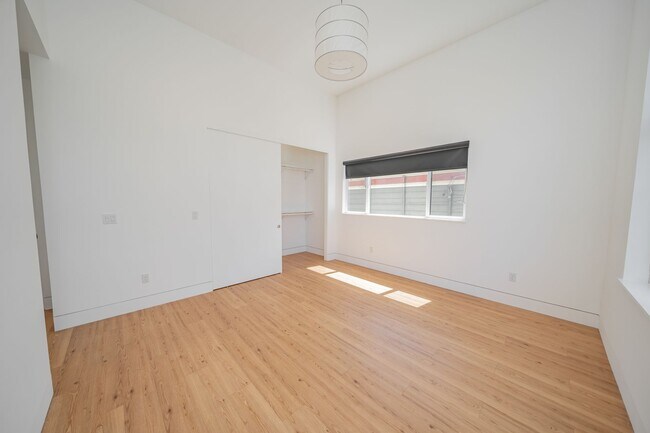 Building Photo - 848 32nd St