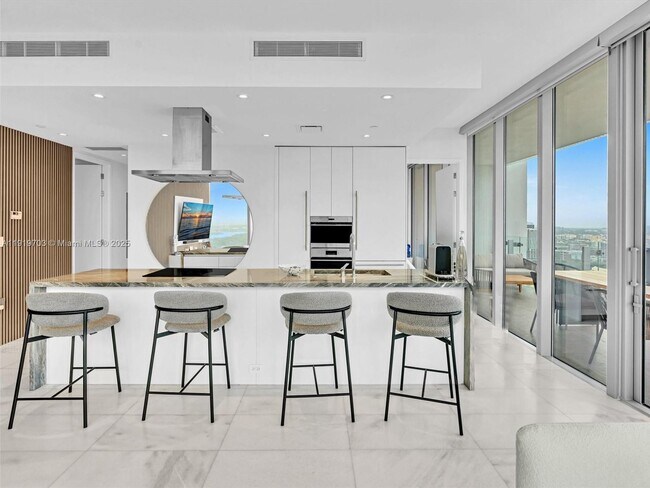 Building Photo - 700 NE 26th Terrace