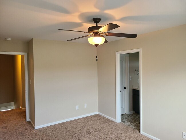 Building Photo - 2 Bedroom, 2.5 Bath Townhouse located in S...
