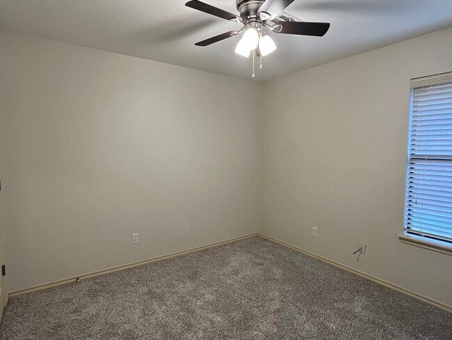 Building Photo - Gorgeous 4 Bed 2 Bath In Edmond