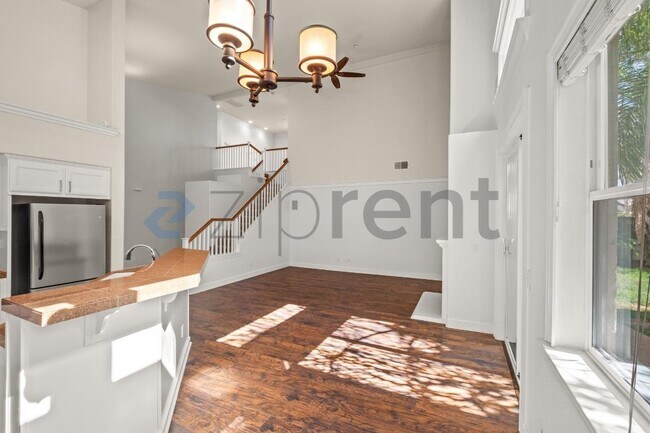 Building Photo - 338 Roundhill Dr
