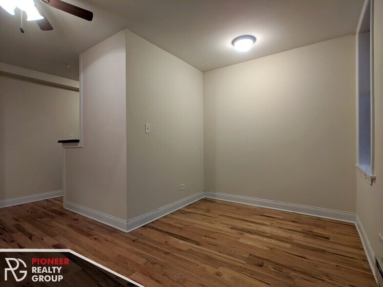 Building Photo - 812 W Diversey Pky