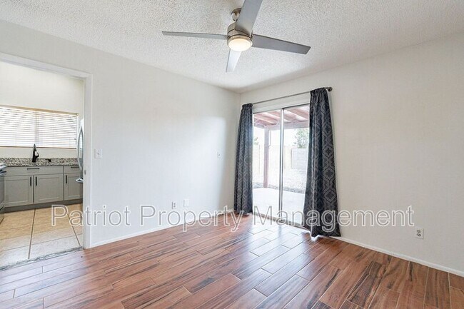 Building Photo - 3316 E Crescent Ave