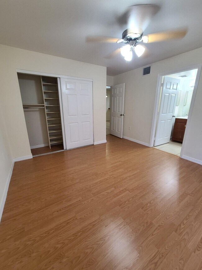 Building Photo - 1547 Lake Crystal Dr