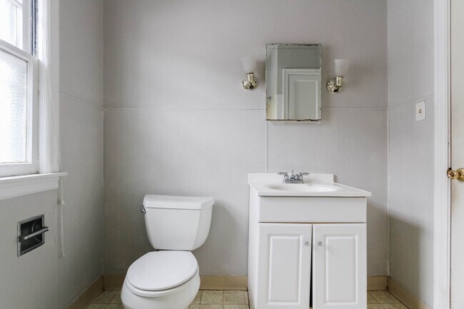 Building Photo - PRELEASING for AUGUST! Close to Campus: In...