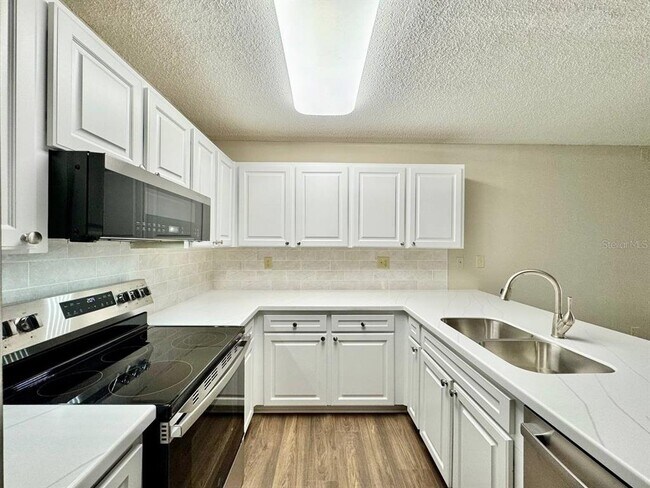 Building Photo - 3323 Crystal Ct E