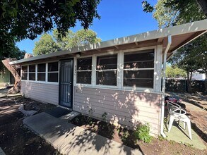 Building Photo - Cozy West Sac Cottage
