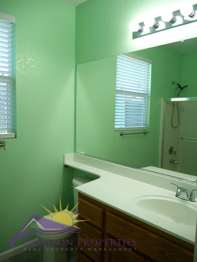 Building Photo - Bright Open 2 Bed 2 Bath 1,043 Sq Ft Antelope home