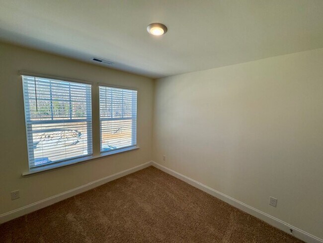 Building Photo - The Grove at Neill's Pointe