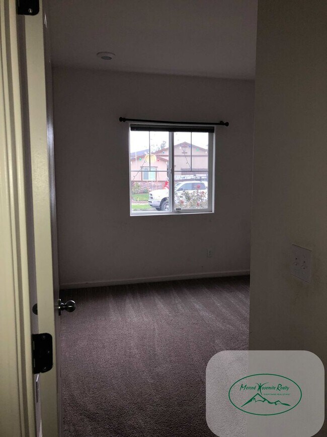 Building Photo - Appointment Only Do Not Disturb Occupants. Apply Now to Schedule Viewing.
