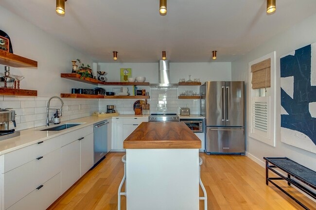 Building Photo - 2057 Middle St