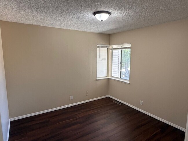 Building Photo - 3-Bedroom Rodeo Home with Brand New Kitchen!