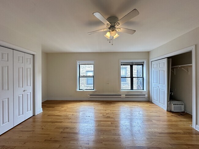 Building Photo - 822 W Cornelia Ave