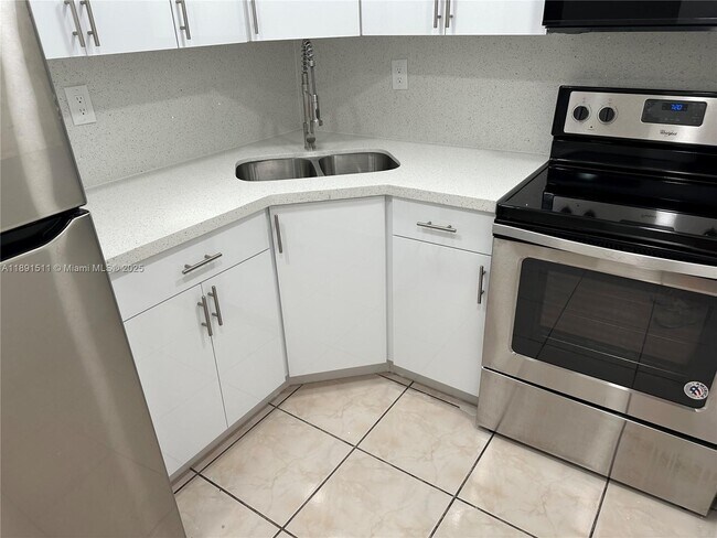 Building Photo - 606 W 81st St