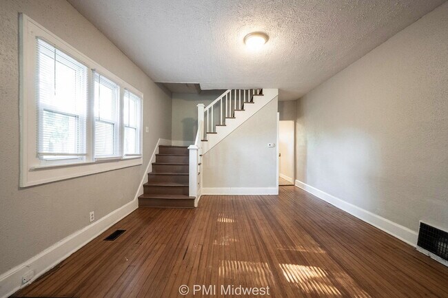 Building Photo - "Charming 3-Bed Duplex Gem in Indianapolis – Spacious 1300 Sq Ft Haven!"