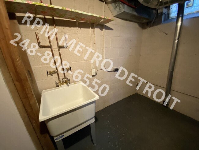 Building Photo - UPDATED COLONIAL HOME IN DETROIT